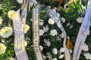 Cierpisz. Mateusz zmarł podczas ogniska. Morze kwiatów na jego grobie [GALERIA] 