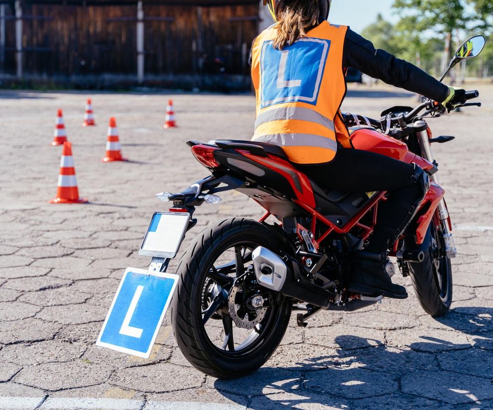 31-latka motocyklem wjechała w ogrodzenie WORD-u! Wypadek na egzaminie w Lesznie