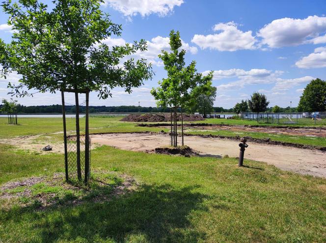 ZOBACZ ZDJĘCIA z postępów budowy toru pumptrack nad zalewem Muchawka