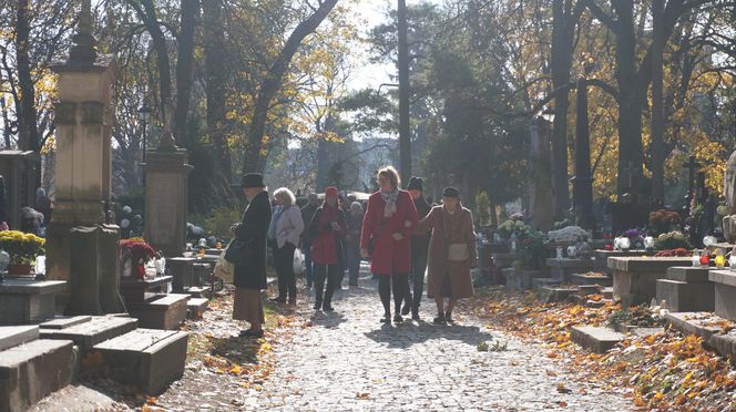 1 listopada na cmentarzu przy ul. Lipowej w Lublinie. Mieszkańcy odwiedzają groby swoich bliskich