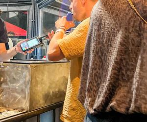 Hakiel bawi się, a nie pije