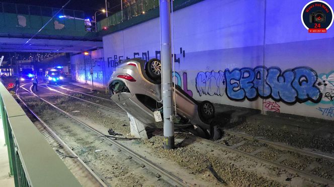 Auto spadło z kilku metrów na tory tramwajowe w Warszawie
