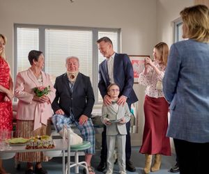 Na Wspólnej, odc. 4065. Helena (Małgorzata Peczyńska), Żaneta (Anna Guzik), Mania (Zuzanna Kaszuba), Zbigniew Sokół (Wiesław Cichy), Wojtek (Wojciech Błach), Ludzik (Gustaw Marczak)