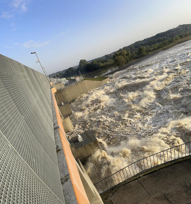 Powódź w Nysie. Wał przy Wyspiańskiego uszczelniony