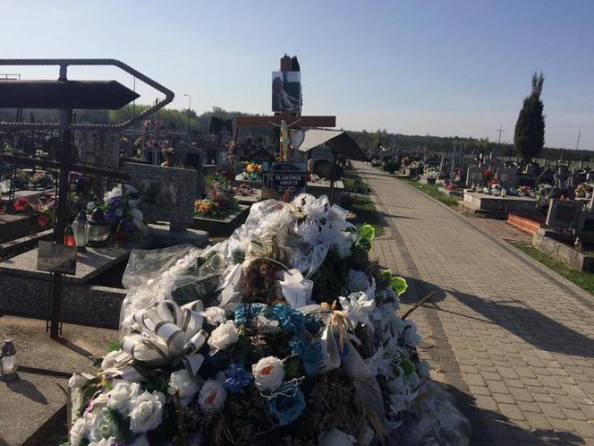 Groby ofiar wypadku w Tryńczy pilnują kamery