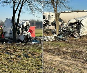 Śmiertelny wypadek pod Opocznem. 39-latek z busa nie przeżył zderzenie z tirem