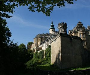 Ten zamek wygląda jak z filmu fantasy.  Leży tuż przy granicy z Polską 