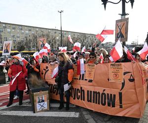 Protest kupców z Marywilskiej przed ratuszem