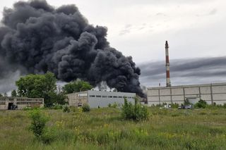Pożar składowiska opon w Toruniu. Dym widoczny z daleka