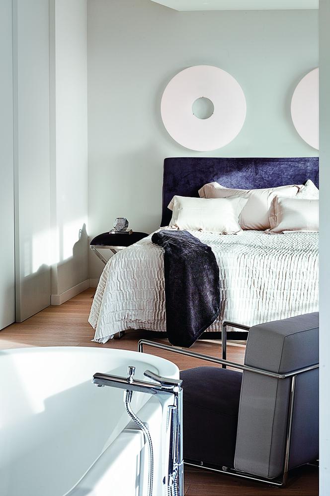 Błękitny kolor ścian w aranżacji sypialni