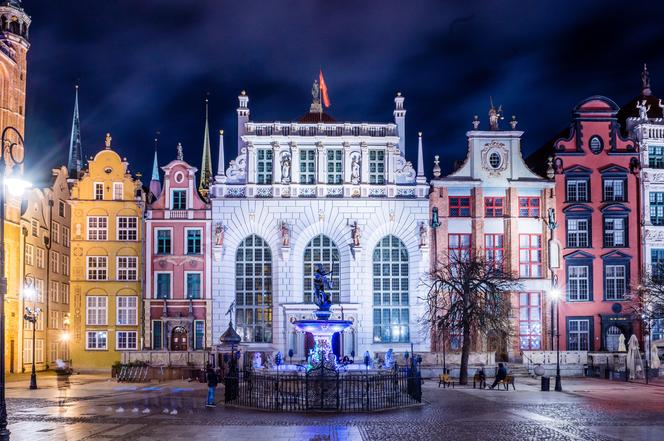 Iluminacje w Gdańsku w geście solidarności z osobami i rodzinami dotkniętymi chorobami rzadkimi.