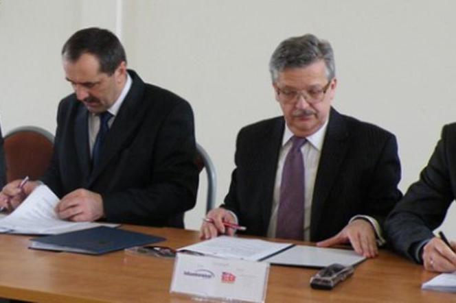 Umowa została podpisana 19 lutego 2010 r. w Urzędzie Miejskim w Olecku przez konsorcjum firm Mostostal Warszawa oraz Master sp. j.