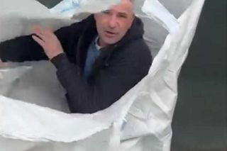 Pan Remek śniadanie jada w worku.