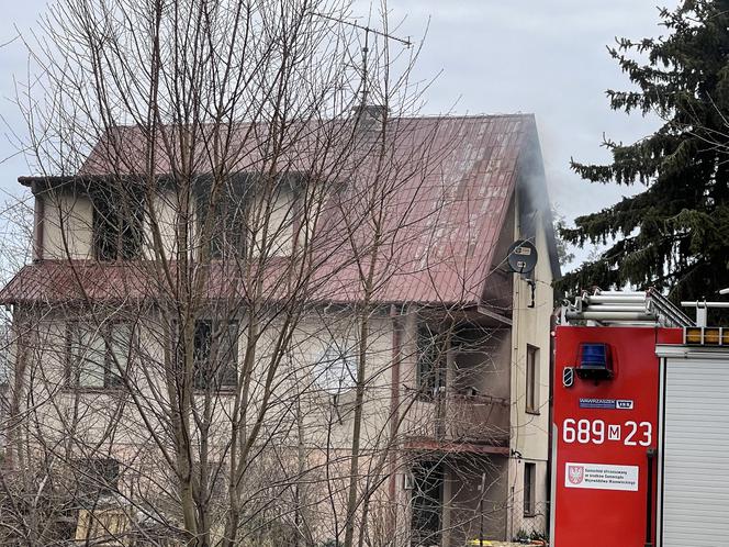 Tragedia w Kobyłce. Kobieta wyskoczyła z okna płonącego domu, jedna ofiara spłonęła żywcem