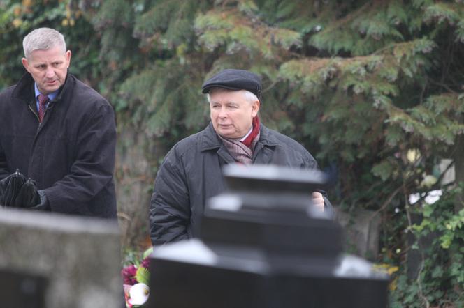Jarosław Kaczyński na grobie matki