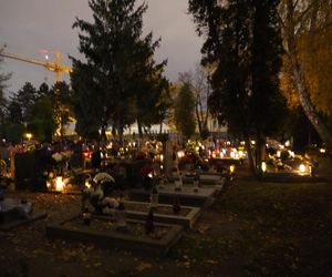 Cmentarz przy ulicy Bluszczowej w Poznaniu nocą. Wyjątkowe zdjęcia i magiczny czas