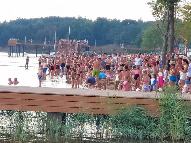 Mężczyzna wskoczył z mola do wody i nie wypłynął. Nad Lubianką trwa akcja straży pożarnej