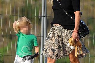 Monika Olejnik zabrała wnuka na plac zabaw. Wyglądała jak jego mama!