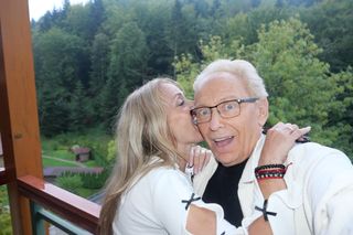 Jacek Borkowski docenia urodę żony