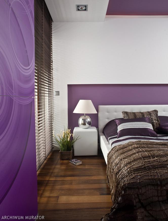 Fioletowa ściana w sypialni