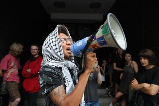 Protest pod komendą policji w Warszawie