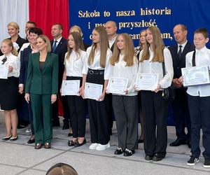 Pierwsza Dama uczciła z uczniami 100 lat od nadania imienia Stefana Batorego Szkole Podstawowej w Liwie