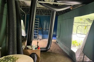 Gigantyczna plantacja konopi zlikwidowana. Policja zabezpieczyła marihuanę, kokainę, broń i amunicję