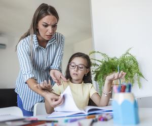 Nigdy nie odrabiam z dziećmi pracy domowej. Znajomi się oburzają, ale jednego nie wiedzą 