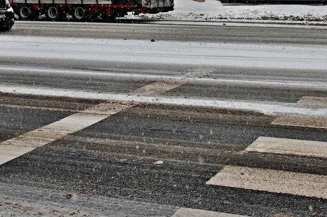 Płock. 13-latka staranowana na przejściu przez forda! Dziewczynkę zabrała karetka [AKTUALIZACJA]