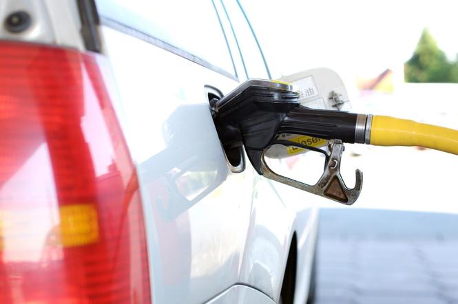 Gwałtowny spadek cen paliw! Kiedy warto będzie zatankować do pełna?