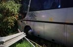 Nowy Dwór Mazowiecki. Autobus zderzył się z samochodem i przeciął barierki. Na pokładzie 33 osoby