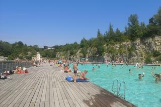 Zakrzówek. Kolejki do wejścia na kąpielisko