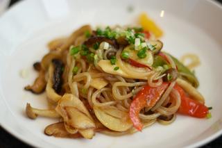Makaron konjac z grzybami shimeji – lekki obiad w azjatyckim stylu