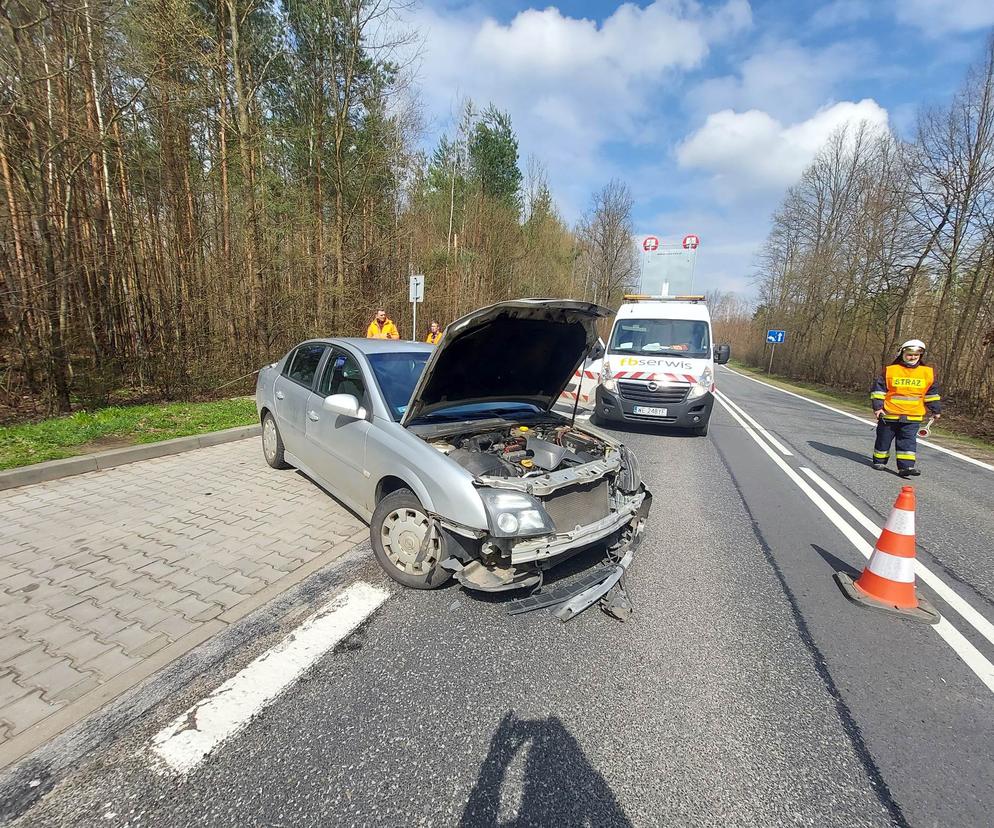 Pod Lubienią dachowało auto osobowe. Jedna osoba poszkodowana