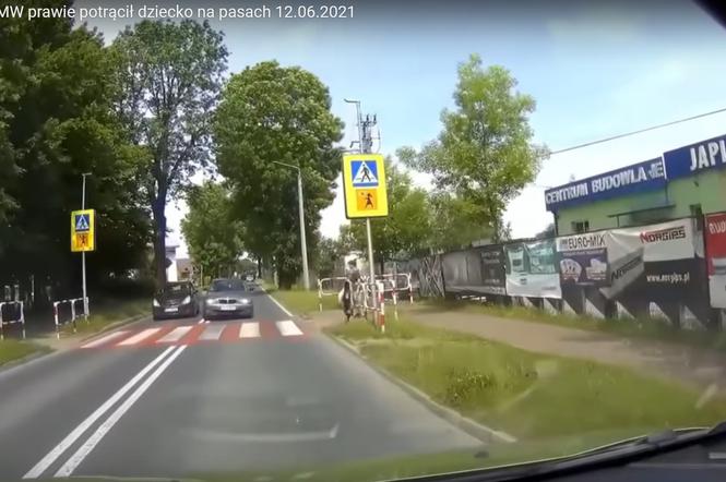 Śląsk: To jest kryminał! Kierowca BMW wyprzedzal na pasach, nawet nie zwolnił, prawie potrącił dziecko [WIDEO]