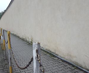 Zamontują błotochrony przy murze lapidarium w Lesznie