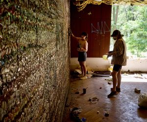 Czyszczenie mozaiki w Kiekrzu z bazgrołów