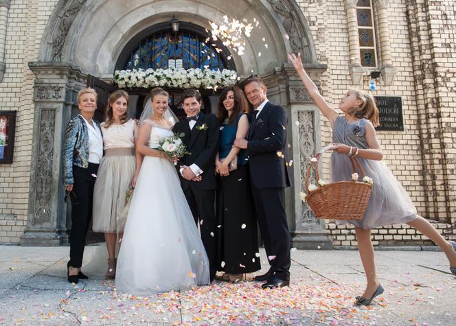 Powiedz TAK! odc. 1. Basia (Katarzyna Zawadzka), Natalia (Anna Karczmarczyk), Oskar (Cezary Pazura), Jan (Piotr Bondyra), Dorota (Ewa Bukowska), Zofia (Maria Pakulnis)