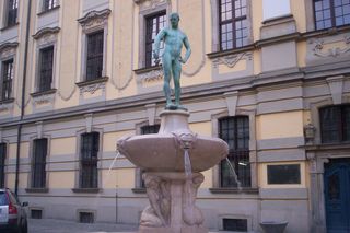Skąd wziął się Szermierz przed Uniwersytetem Wrocławskim? Niezwykła legenda o... piciu napojów wyskokowych