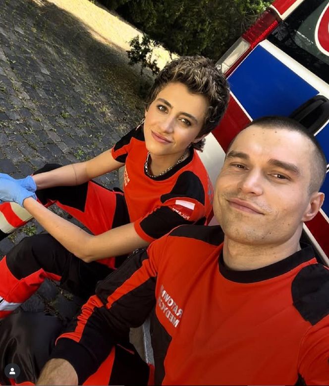 Na sygnale na planie. Karolina (Klaudia Janas), nowy ratownik (Mateusz Dymidziuk)