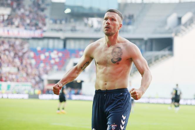 Lukas Podolski żegna Andresa Iniestę