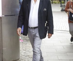 Robert Gonera na chodniku pod TVN