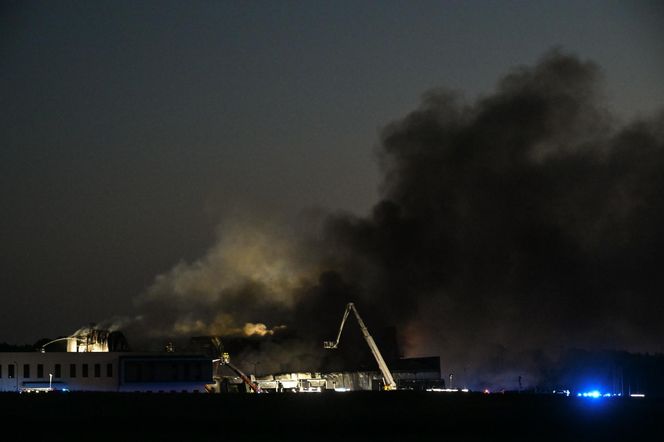 Pożar akumulatorowni na poddaszu zakładu przetwórstwa drobiu w Kawle