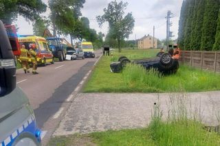 W wyniku wypadku droga wojewódzka nr 698 została całkowicie zablokowana. Policjanci kierują na objazdy