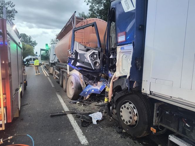 Trzy ciężarówki rozbite pod Płockiem. Kierowca zakleszczony