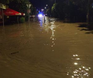 Zalane ulice, woda w budynkach. Dramatyczna sytuacja w Suchaczu i Tolkmicku