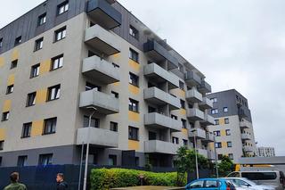 Pożar w bloku przy ul. Zakładowej we Wrocławiu. Na miejscu 6 wozów strażackich 