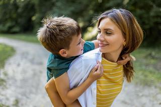 9 zdań, którymi wzmocnisz więź z dzieckiem. Mów tak do niego przed snem