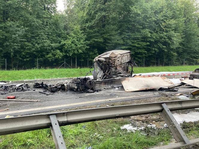 Mężczyzna spłonął w samochodzie na A4 w kierunku Opola! Droga całkowicie zablokowana [ZDJĘCIA]