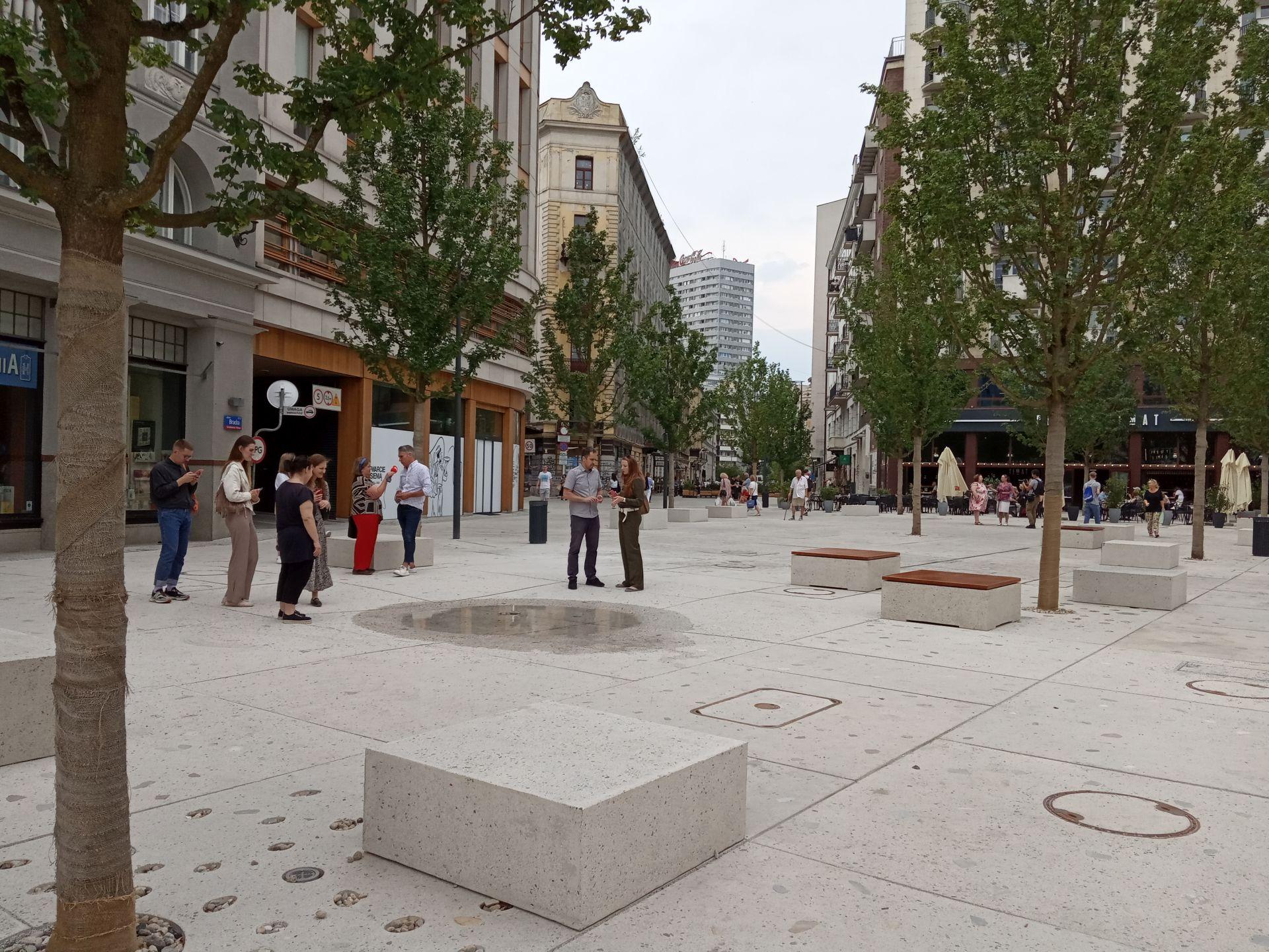 Plac Pięciu Rogów: miejska oaza, betonowa pustynia czy zwornik łączący różne przestrzenie i funkcje miasta?